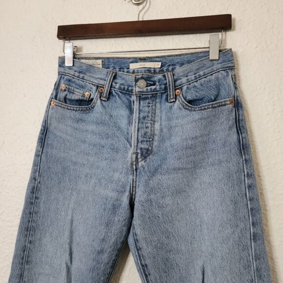 Levi's Wedgie Fit Button Fly Jeans Women's Size 26 Light Wash Cut Off Hem - Picture 7 of 7